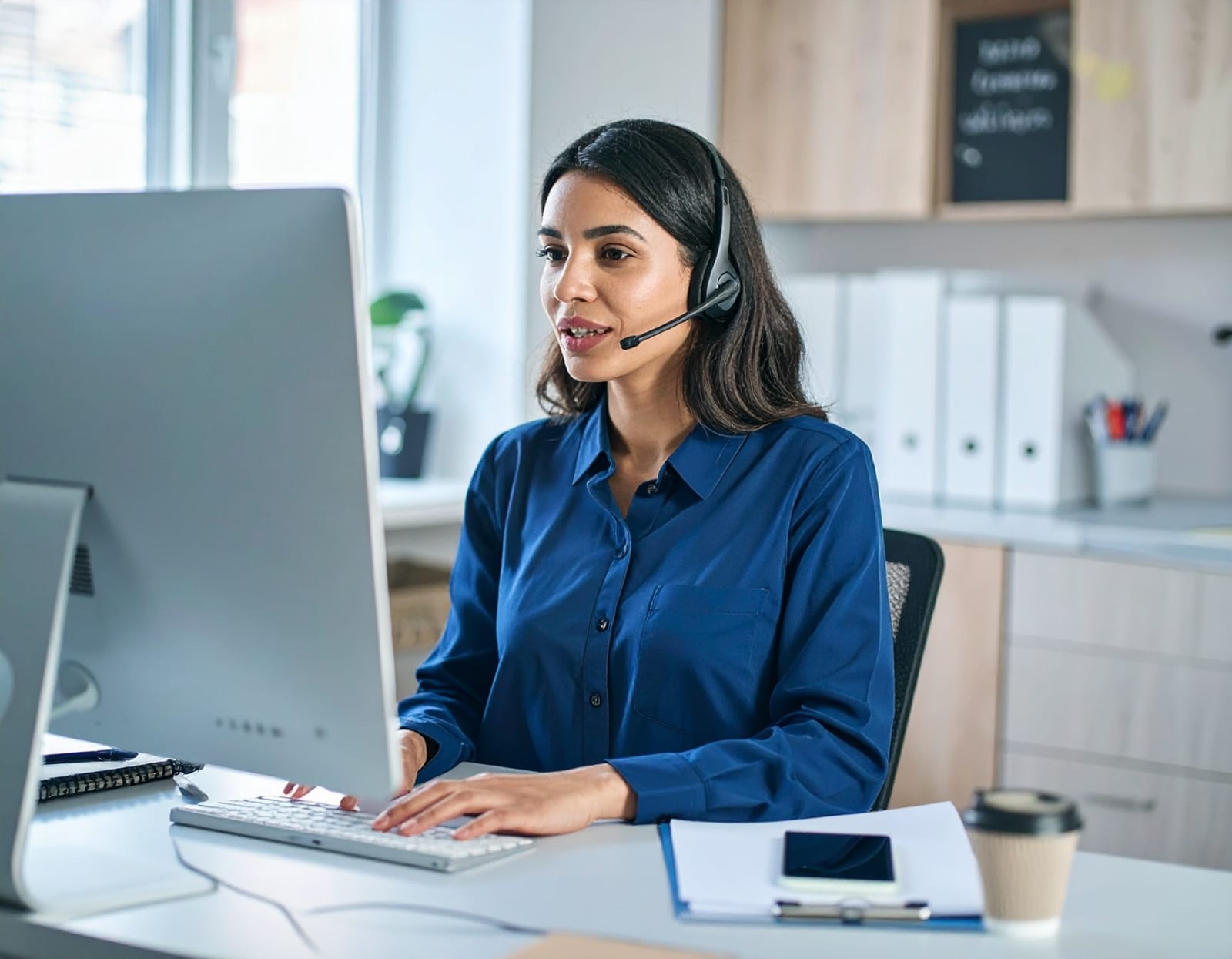 Supportmitarbeiterin mit Headset am Telefon